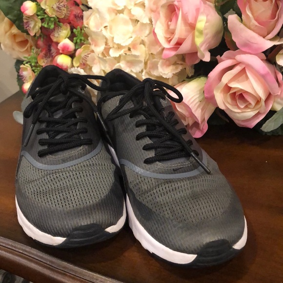 nike thea size 7